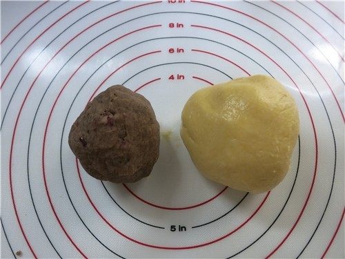 和风烧果子-萌萌哒小精灵,取出冷藏好的面团,再准备上<a style='color:red;display:inline-block;' href='/shicai/ 211432'>自制豆沙馅</a>