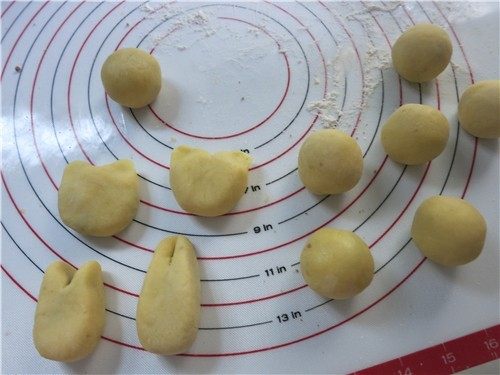 和风烧果子-萌萌哒小精灵,或将其捏出小猫的耳朵,或者用压出兔子耳朵。