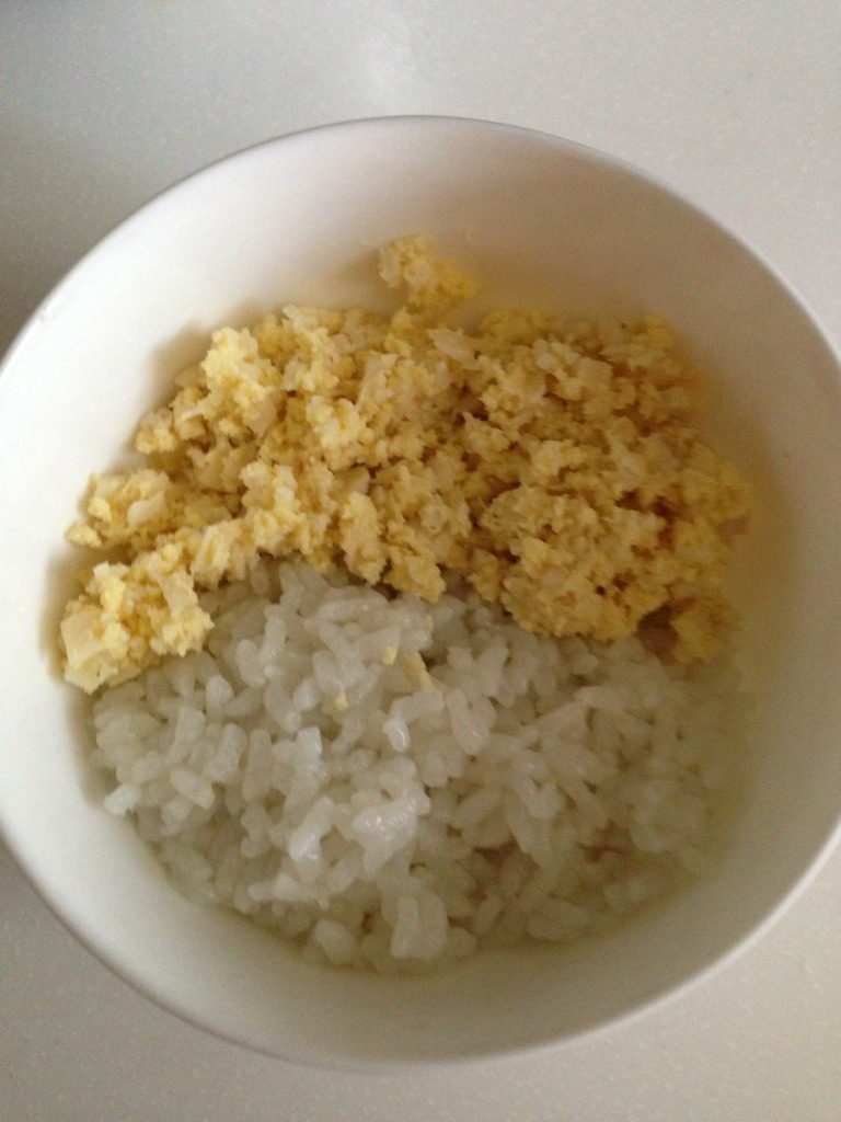 巧虎笋丁鸡蛋饭,用米饭做一个半圆,包住嘴,做巧虎的脸,剩余部分填入笋丁鸡蛋泥;