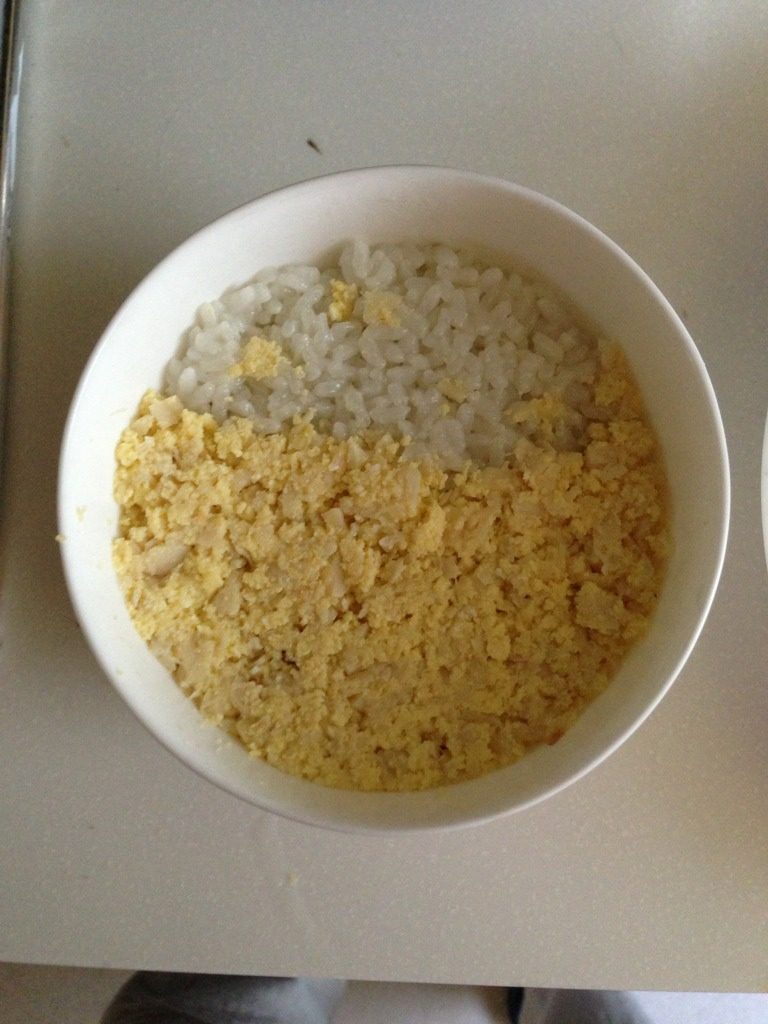 巧虎笋丁鸡蛋饭,用勺子压实;