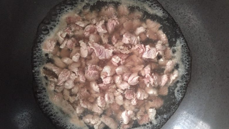 皮蛋瘦肉粥,下锅焯去血水,捞出沥干用食盐腌制十分钟