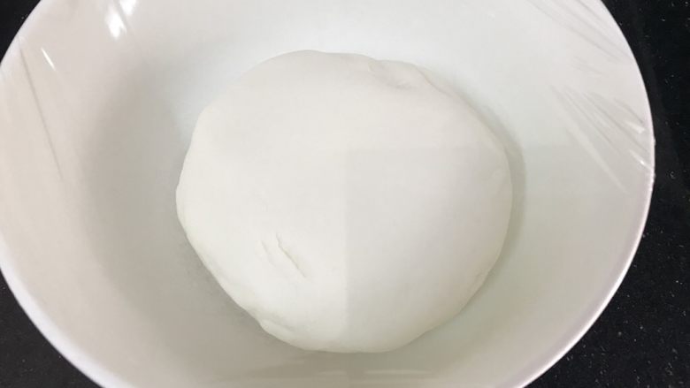 花样水晶虾饺,揉均匀后盖上保鲜膜,放置15分钟