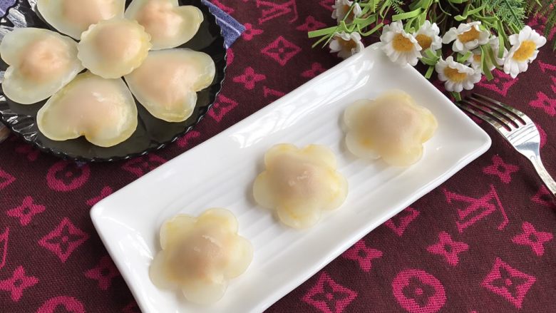 花样水晶虾饺,清甜鲜美,口感Q弹!
一上桌,小二很快就吃了一盘😄