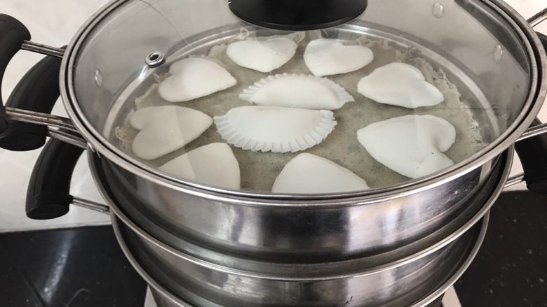 花样水晶虾饺,水开后,上锅大火蒸十分钟就好了