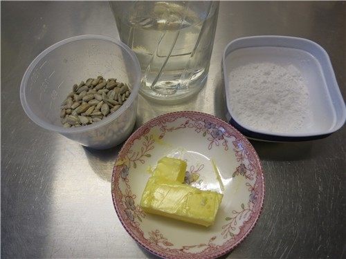 像盾牌吗---罗马盾牌饼干,内馅材料:黄油20克 糖粉20克 麦芽糖(水怡)25克 <a style='color:red;display:inline-block;' href='/shicai/ 2462'>瓜子仁</a>35克