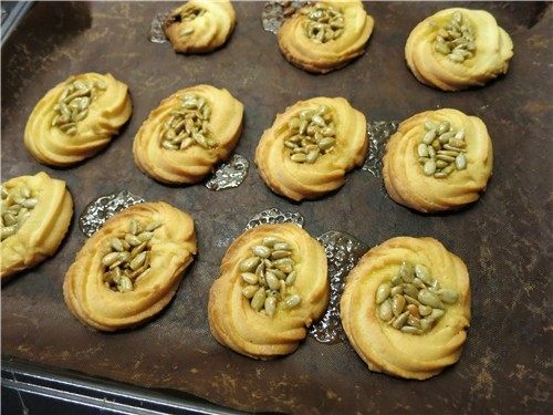 像盾牌吗---罗马盾牌饼干,出炉之后,等完全凉却再从烤盘上取出。