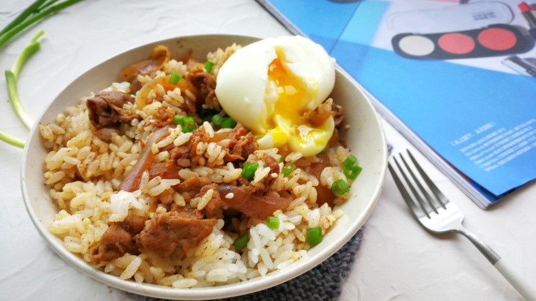 温泉蛋+洋葱牛肉盖饭,最后开开心心地戳开蛋黄,美美滴开吃吧!