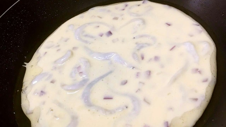 银鱼鸡蛋饼,平底锅加适量的植物油、面糊摊入锅中;小火摊熟。