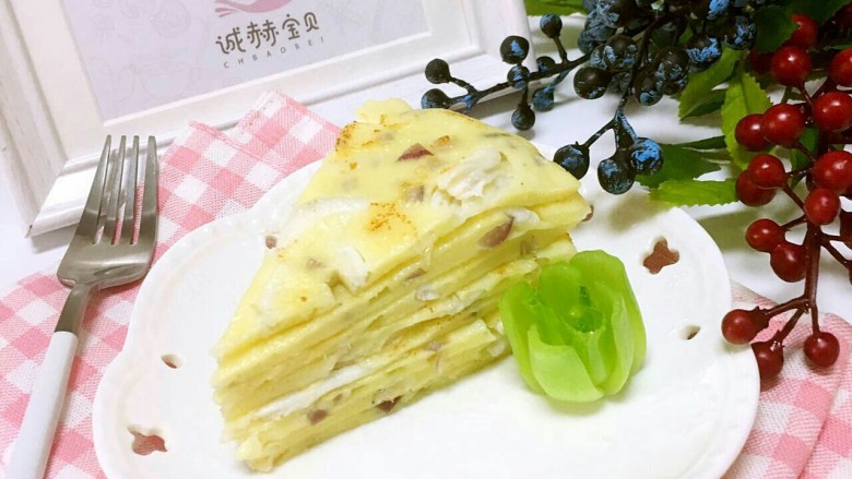 银鱼鸡蛋饼,两面小火摊熟;切块食用。