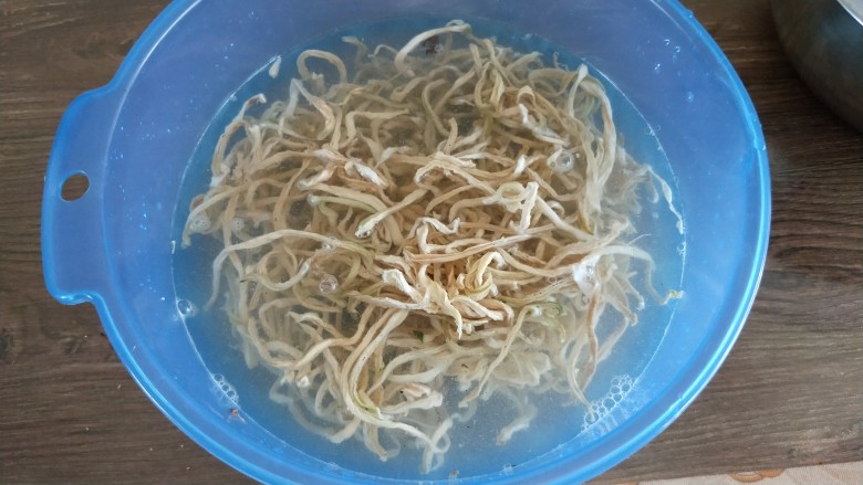 香辣木瓜丝,先用冷水淘洗干净,有许多灰尘和一些沙子