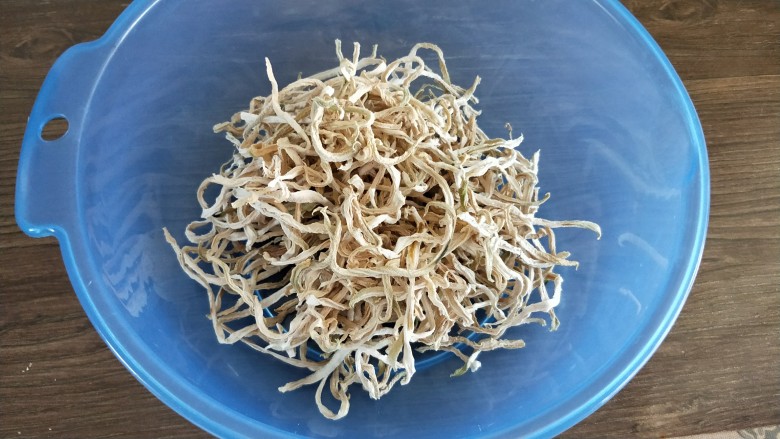 香辣木瓜丝,<a style='color:red;display:inline-block;' href='/shicai/ 109550'>干木瓜丝</a>一把,重量70g(专门称了下重量的)