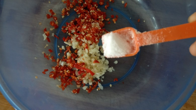 香辣木瓜丝,剁好的<a style='color:red;display:inline-block;' href='/shicai/ 2794'>大蒜</a>和辣椒放干净的盆里,放入盐
