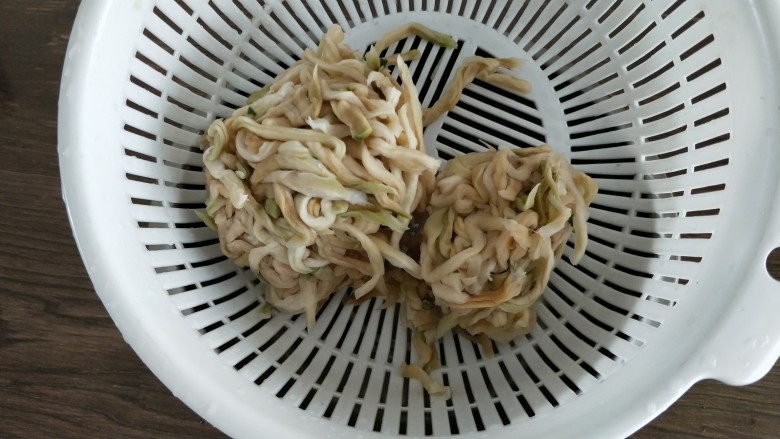 香辣木瓜丝,泡发好的木瓜丝再用清水清洗2遍,挤干水份
