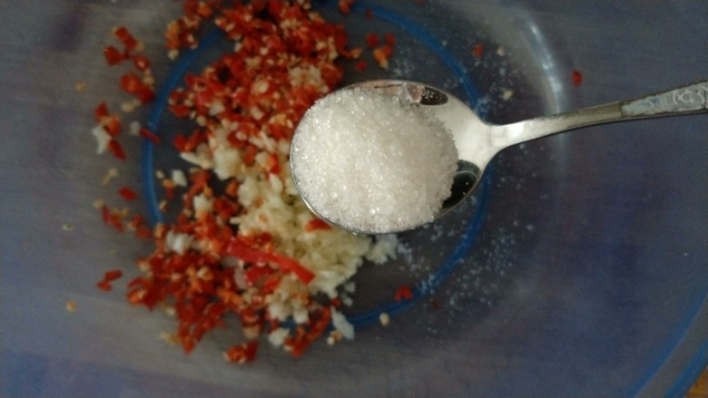 香辣木瓜丝,<a style='color:red;display:inline-block;' href='/shicai/ 3729'>白糖</a>,我比较喜欢有点甜味,放了2勺