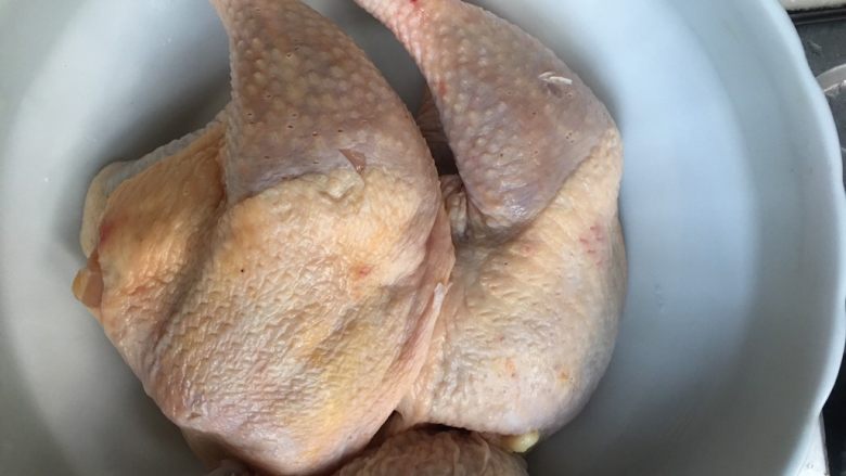 奥尔良烤鸡全腿,用牙签在全腿扎孔。