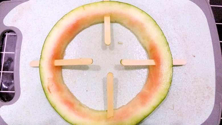 西瓜酸奶冰淇淋,取冰棍棒插入西瓜,数量根据西瓜大小调整。