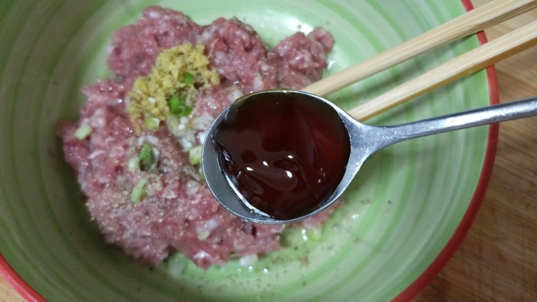 冬瓜圆子汤,放1/2勺的<a style='color:red;display:inline-block;' href='/shicai/ 721'>蚝油</a>(图中的倒多了,实际没用完)