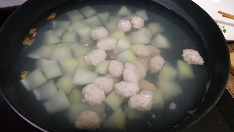 冬瓜圆子汤,全部做好后转中大火煮开,肉丸全部浮起来就可以调味