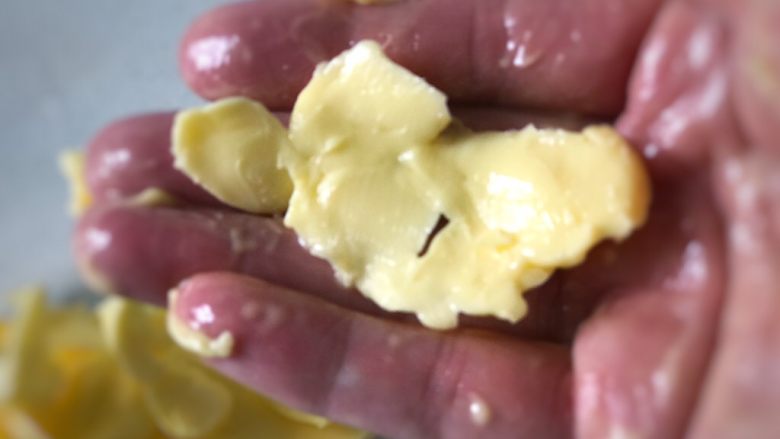 香蕉莓果塔,黃油提前拿出來常溫軟化，然後用手指將黃油捏成泥狀。