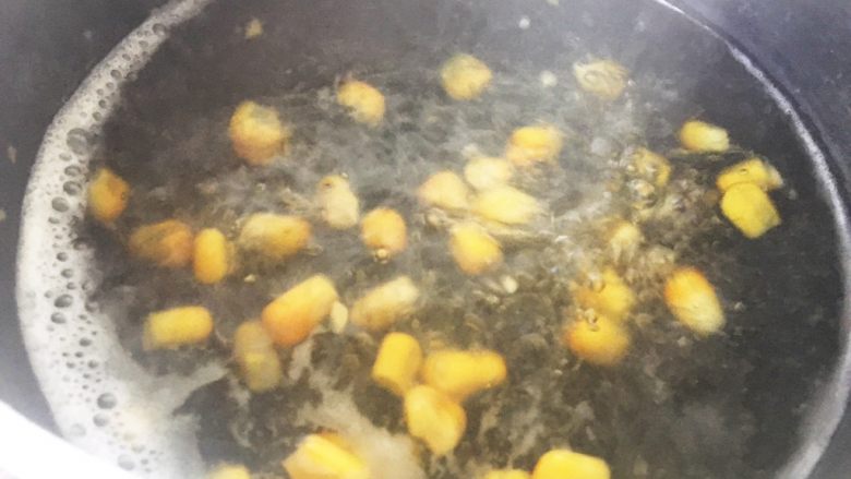日式无油脂土豆泥(含土豆泥各类进阶做法),同时我们煮玉米粒。如果你喜欢的话,可以煮白煮蛋、切生洋葱粒,都是极好的。