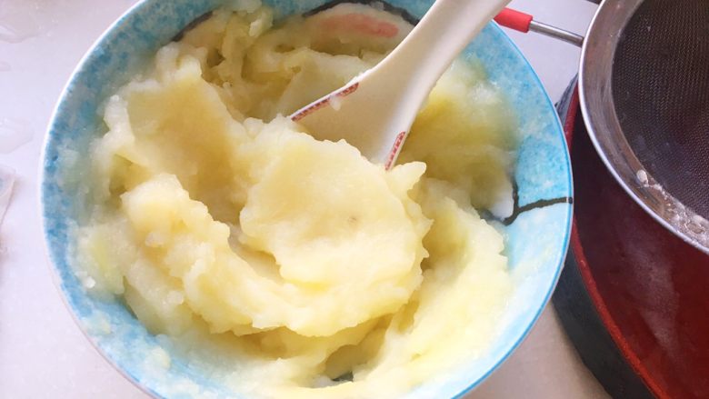 日式无油脂土豆泥(含土豆泥各类进阶做法),过滤好的土豆泥压碎,你看,是不是很细腻!这种口感会有一点点沙沙的感觉,但是又很细腻。也不柴。日式料理店是再有放美乃滋(也就是蛋黄酱)做的。我为了减肥,就这样处理了。