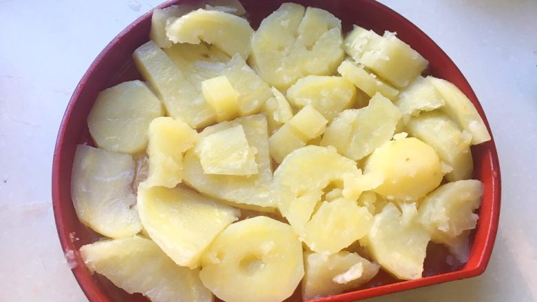 日式无油脂土豆泥(含土豆泥各类进阶做法),蒸熟的土豆泥立刻放上去。。。我不知道有没有考虑过冰火两重天的土豆的感受。。。