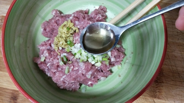 冬瓜圆子汤,姜葱末,<a style='color:red;display:inline-block;' href='/shicai/ 718'>料酒</a>