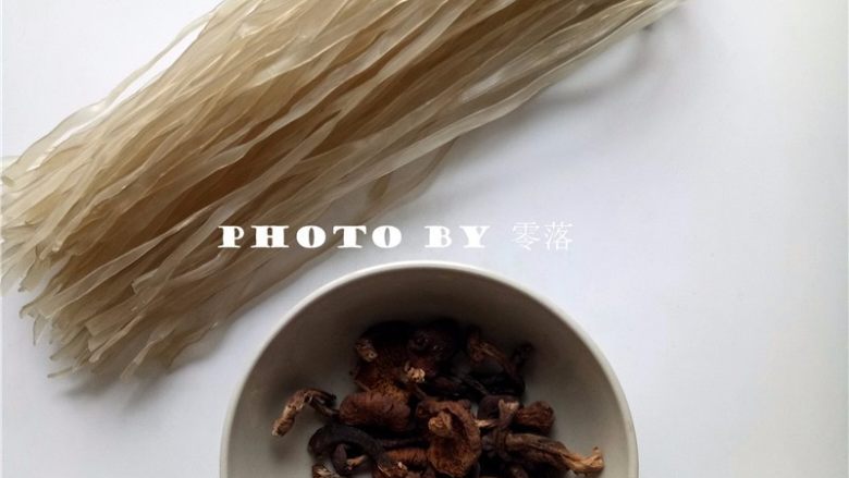 干锅粉条,备好食材:红薯粉条、香菇;
