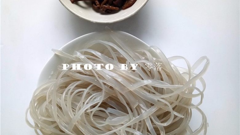 干锅粉条,香菇用清水泡发后,洗净,挤干水分;粉条用清水泡软,捞出备用;