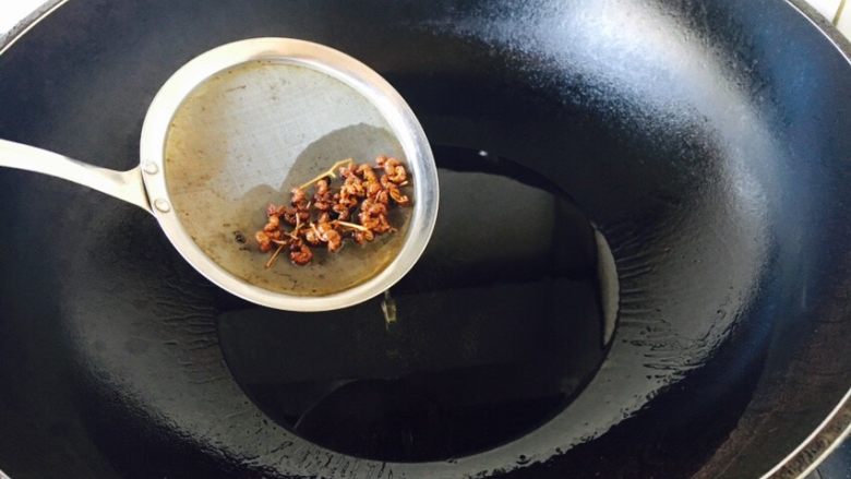 家熬平子鱼 (附有煎鱼小妙招),捞出花椒,可做它用。