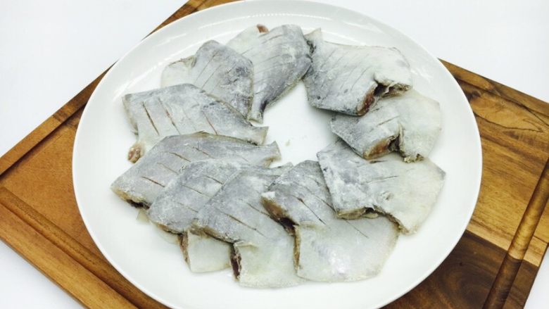 家熬平子鱼 (附有煎鱼小妙招),在鱼体的两面都拍上面粉,鱼体挂一层薄薄的面粉即可,多余的面粉要抖下去,如果面粉过多,煎鱼时容易糊锅。记住,是蘸薄薄的一层面粉哦!