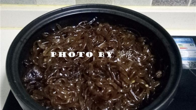 干锅粉条,再调入适量鲜鸡汁,继续拌匀;