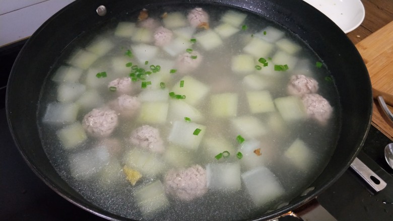 冬瓜圆子汤,加入盐,胡椒粉调味,撒入葱花