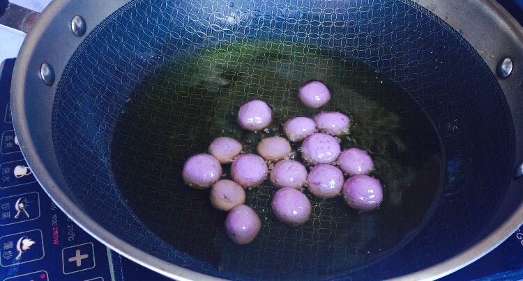 甜蜜紫薯球,油温4成热,可以用筷子试试油温,冒泡就可以放入紫薯球!
