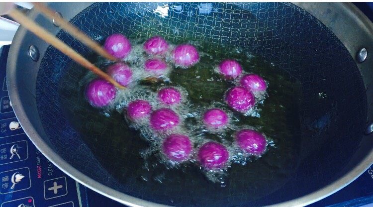甜蜜紫薯球,想要不开口,不爆裂,形状好看,火候一定不能大,也不能太小(易吸油),掌握好温度!