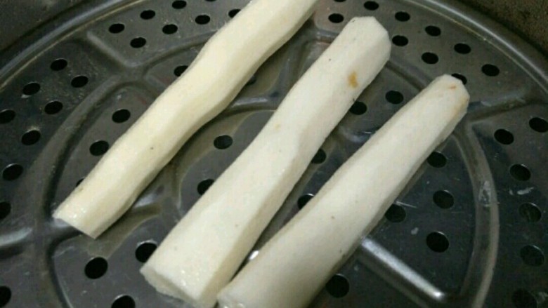 山药菠萝糯米饼,<a style='color:red;display:inline-block;' href='/shicai/ 28'>山药</a>去皮,上锅蒸~