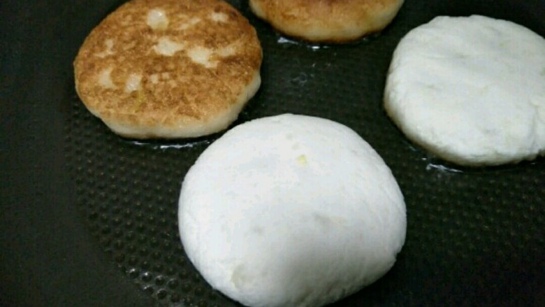 山药菠萝糯米饼,煎制两面金黄,并且鼓起气儿,就是熟了,可以出锅了~