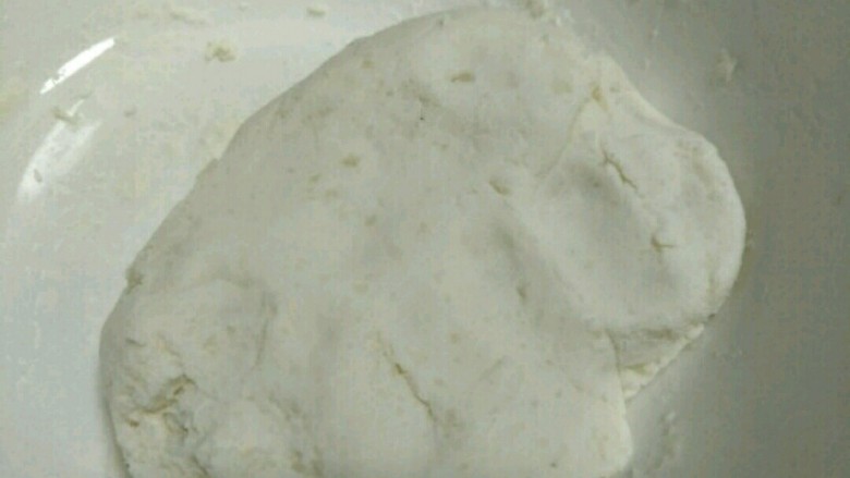 山药菠萝糯米饼,一点点加入开水,和成面团~这里我用的热水和面,这样和出的面团不易粘手~不过凉了容易变硬,所以记得及时用保鲜膜把不用的面团盖上~