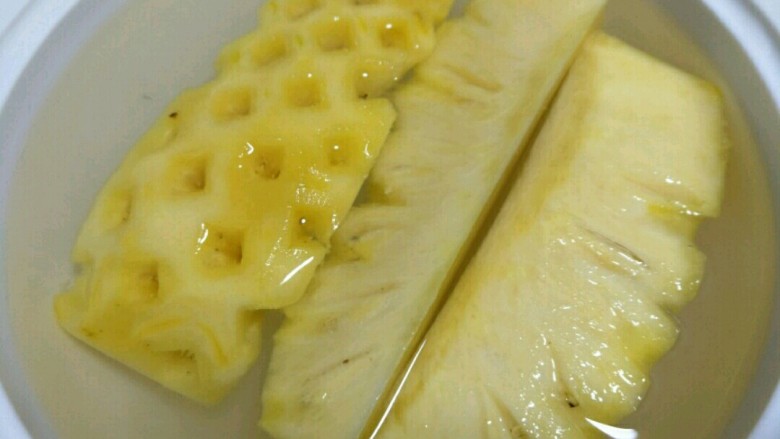 山药菠萝糯米饼,来说一下自制<a style='color:red;display:inline-block;' href='/shicai/ 597'>菠萝</a>酱，我的比较简易～<a style='color:red;display:inline-block;' href='/shicai/ 597'>菠萝</a>切小块，用盐水泡上15分钟左右～
