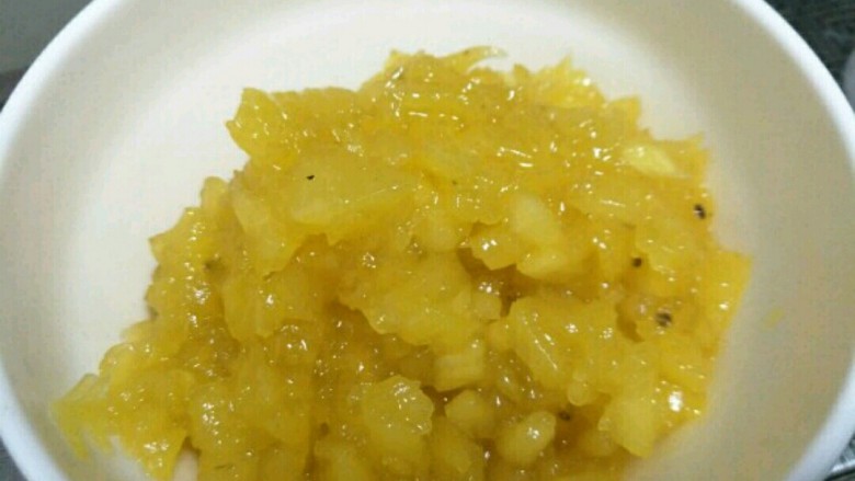 山药菠萝糯米饼,翻炒至无汁水并且粘稠后即可出锅~