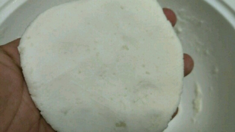 山药菠萝糯米饼,取适量面团,压成剂子~