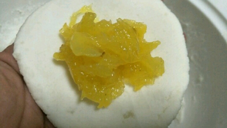 山药菠萝糯米饼,放入菠萝酱,轻轻压成小饼~