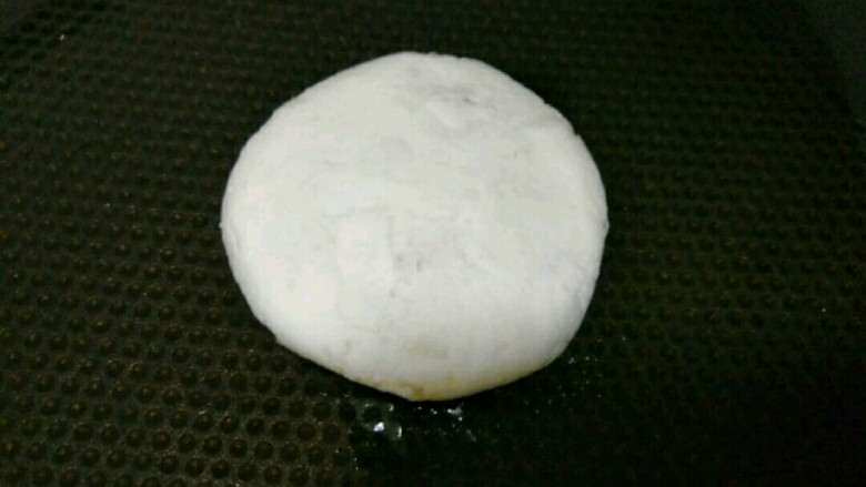 山药菠萝糯米饼,平底锅留底油,放入小饼小火煎制~煎完一面再煎另一面,勤翻面,以免糊掉~