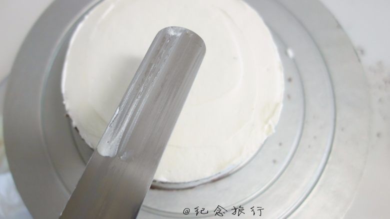 可可全蛋海绵裸蛋糕,原味奶油夹心,侧面用刮刀抹平即可