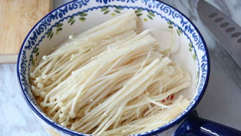芝士金针菇(中西合璧的美食),清洗干净,攥干水份~