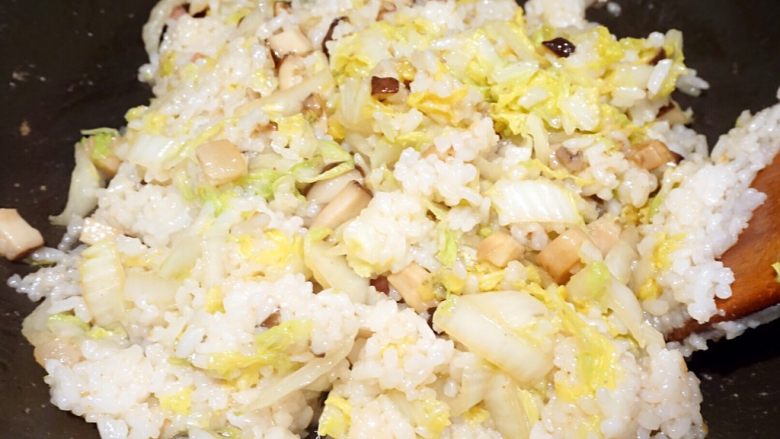 火腿小笋丁炒饭,完美合体,翻炒几下(此时配料中的汁水已经被米饭吸收了)