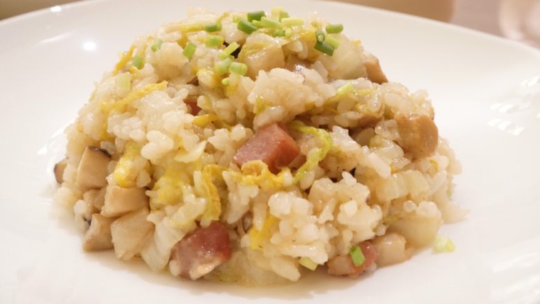 火腿小笋丁炒饭,起锅,装盘,撒上葱花