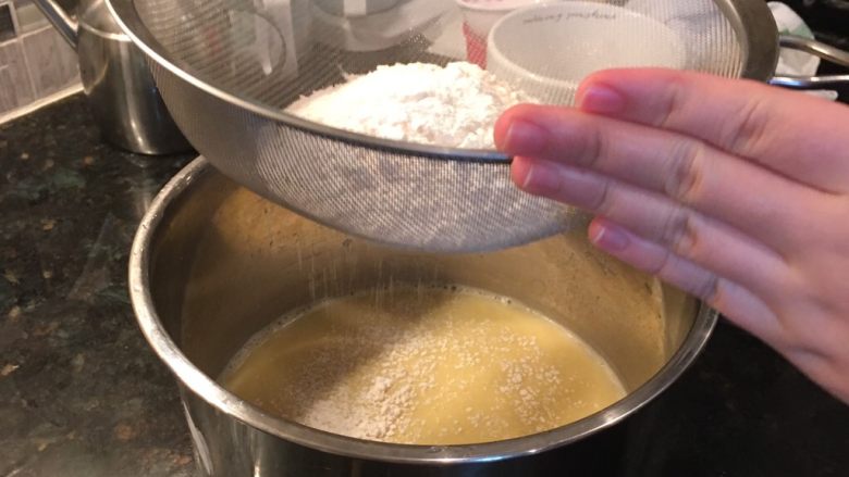 铜锣烧~,搅拌均匀后筛入面粉和低筋面粉, 尽量不要忽落这个步骤!
