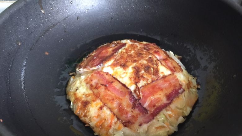 大阪烧,趁着鸡蛋没全凝固,把盛出的蔬菜面饼放在鸡蛋上煎一会