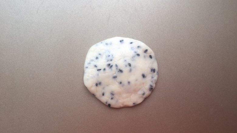 芝麻肉松麻薯包,取一个剂子压扁,四周薄中间厚的状态